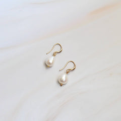 Minimal Freshwater Pearl Dangle Earrings (1E04a)